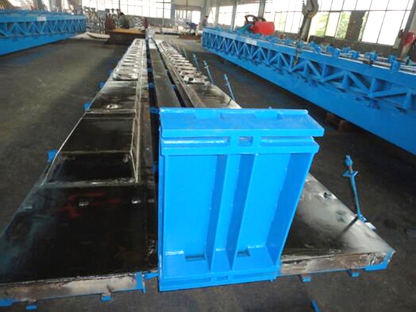 Catenary mast mold